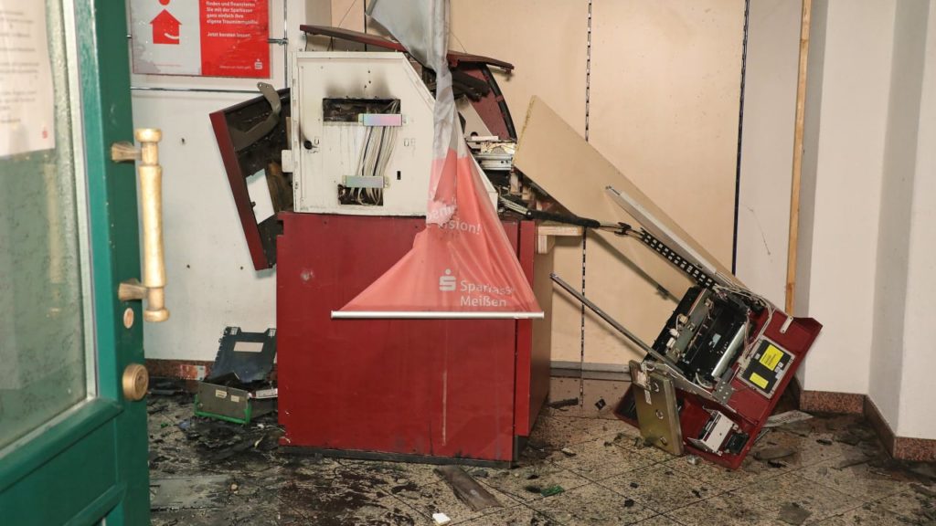 Происшествия: Инцидент в Саксонии: грабители на дорогом автомобиле взорвали банкомат