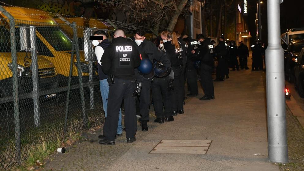 Происшествия: В Берлине молодые люди атаковали полицию камнями и огнетушителями