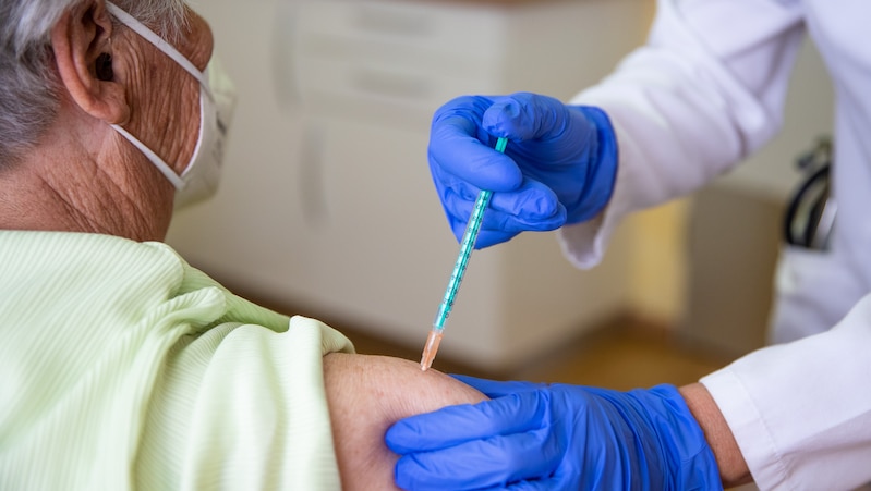 Общество: Германия начинает вакцинацию в кабинетах семейных врачей: что нужно знать пациентам