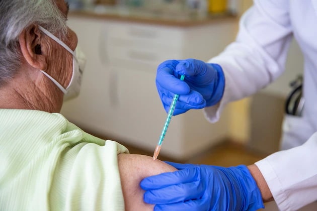Общество: Для защиты от коронавируса может понадобиться три вакцинации, а не две