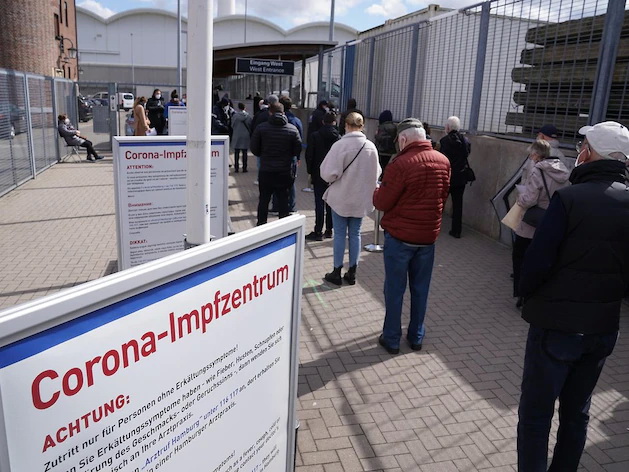 Происшествия: Центр вакцинации в Гамбурге выбросил более 40 000 доз вакцины от коронавируса