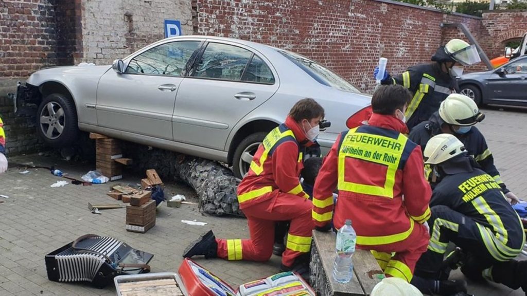Происшествия: Северный Рейн-Вестфалия: водитель врезался в пешеходов на парковке супермаркета – один человек погиб