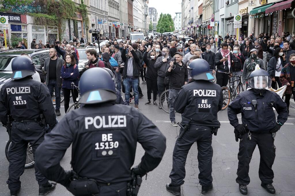 Общество: Зарегистрировано 2500 человек: в Берлине проходит акция протеста против полицейского насилия