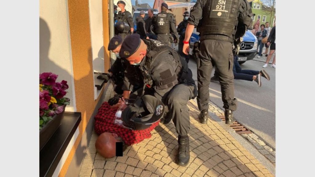 Общество: Во время корона-протеста демонстранты напали на полицию – двое пострадавших