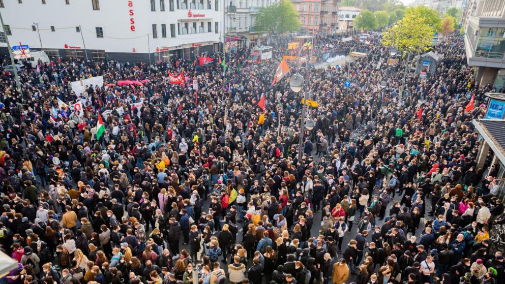 Общество: Германия разрешает многотысячные демонстрации, но не открывает кафе и рестораны