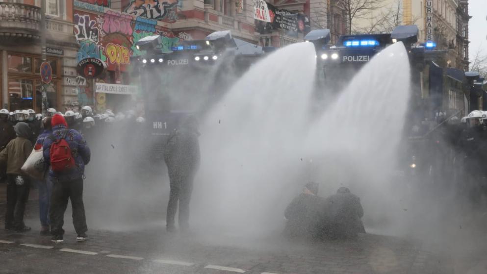 Общество: Полиция водометами разогнала демонстрацию левых радикалов