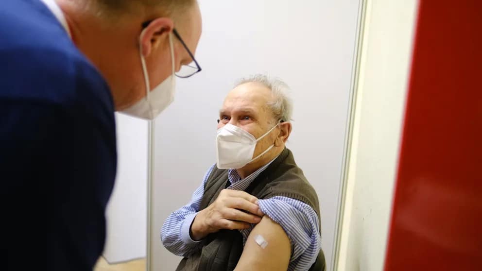 Общество: Ошибка медсестры могла стоить людям жизни: пенсионеры вакцинируются от коронавируса третий раз