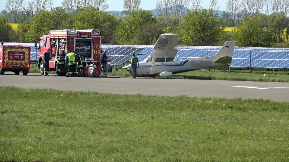 Происшествия: В Саксонии-Анхальт самолет приземлился на автомобиль с маленьким ребенком