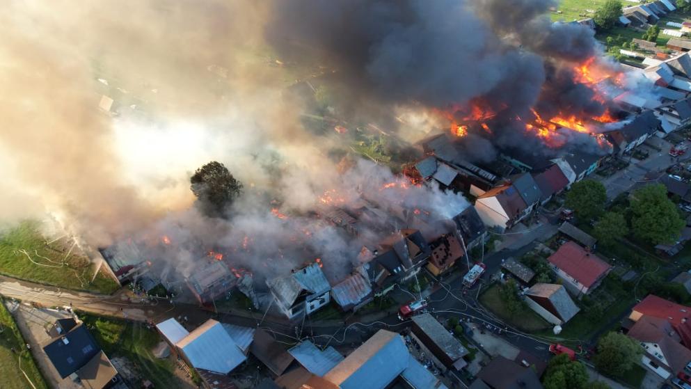 Отовсюду обо всем: Взрыв солнечной панели на крыше дома: огонь уничтожил четверть деревни