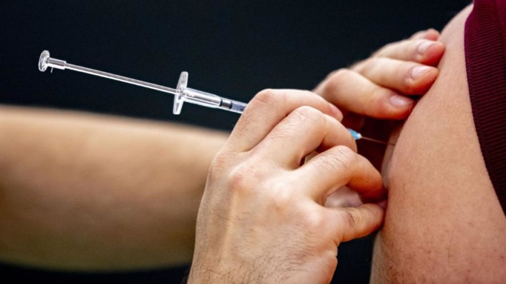 Общество: Нужна ли нам третья прививка от коронавируса?