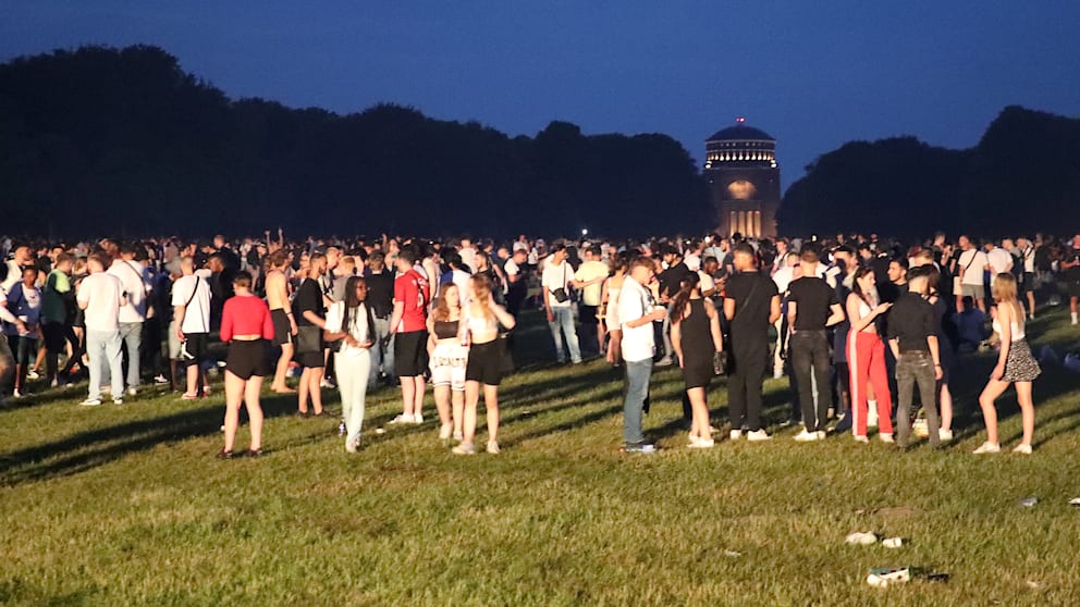 Общество: Вечеринка на 4000 человек: в Гамбурге полицейские разогнали масштабное мероприятие