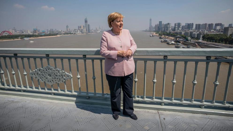 Общество: Канцлер Ангела Меркель чудом разминулась с коронавирусом