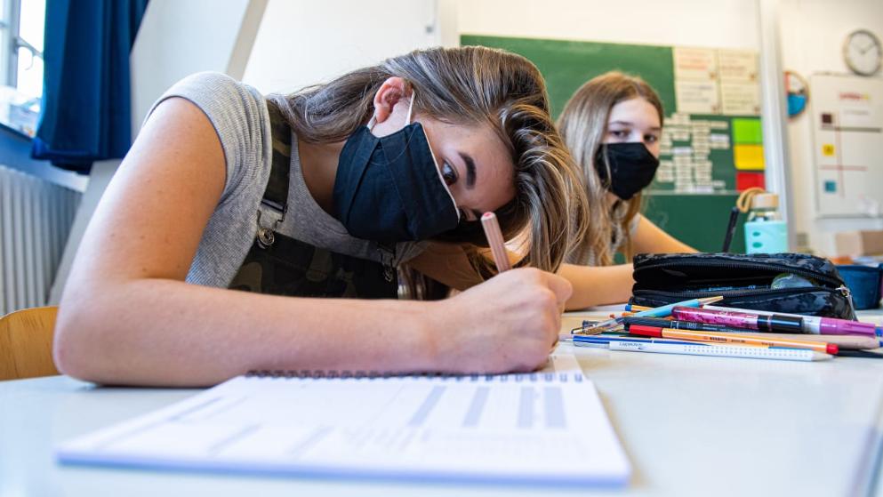 Общество: Заболеваемость снижается: как долго дети должны носить защитные маски на уроках?