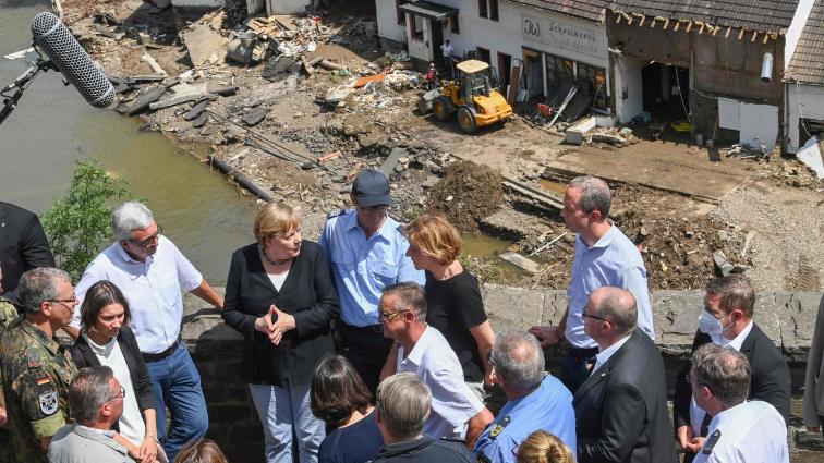 Политика: Меркель посетила пострадавшие регионы и призвала немцев жертвовать деньги