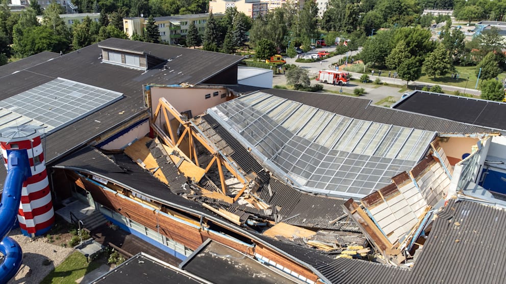 Происшествия: Незадолго до открытия: в бассейне Бранденбурга обрушилась крыша