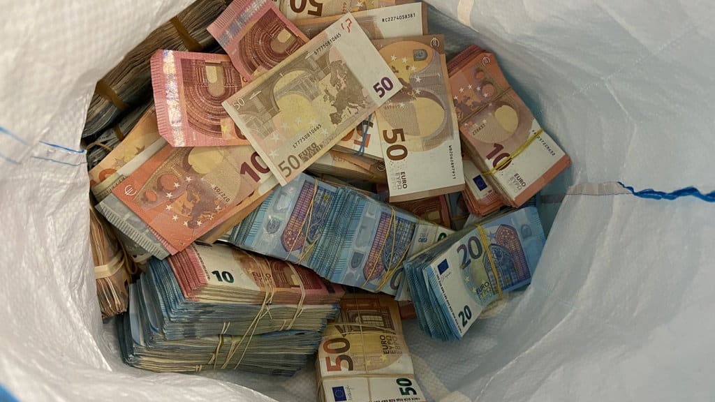 Общество: Ехал из Нидерландов: на А3 поймали ливанца с миллионом наличными