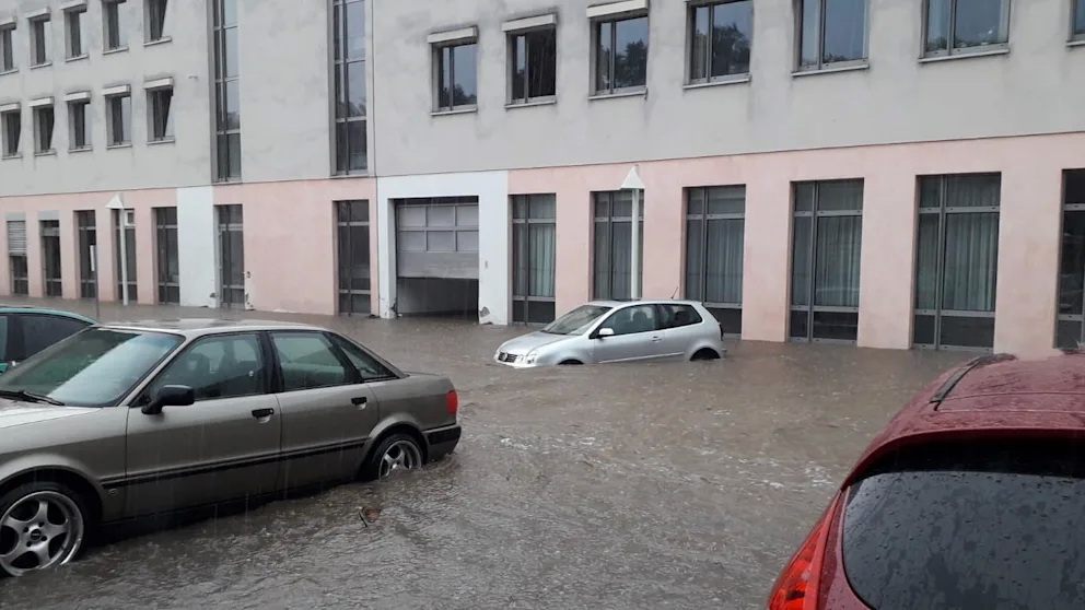 Происшествия: Наводнения, удары молний и закрытые железнодорожные пути: непогода парализовала запад Германии