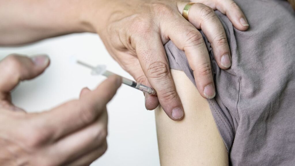 Общество: Более половины жителей Германии полностью вакцинированы от коронавируса