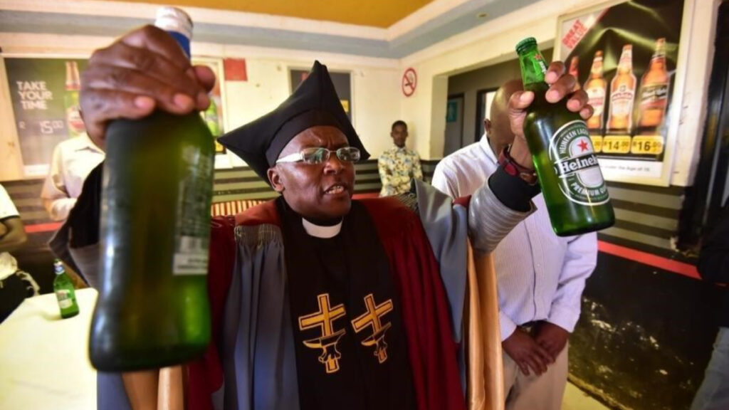 Отовсюду обо всем: Священник основал новую церковь, где службы проходят с большим количеством алкоголя