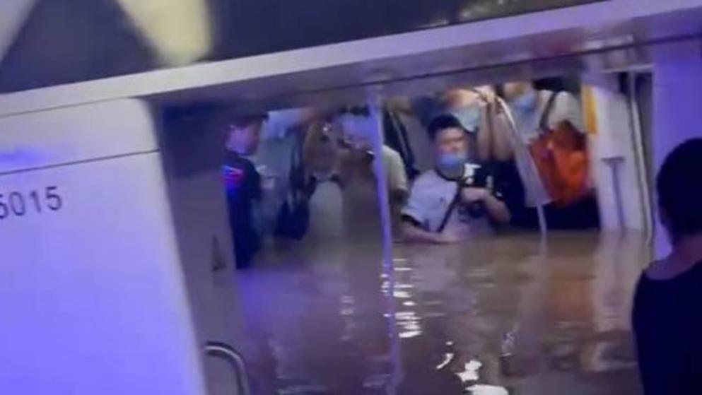 Отовсюду обо всем: 12 человек погибли в затопленном метро