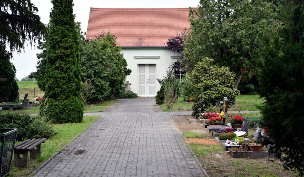 Происшествия: Нападение в Саксонии-Анхальт: мужчина поджег пенсионерку на кладбище