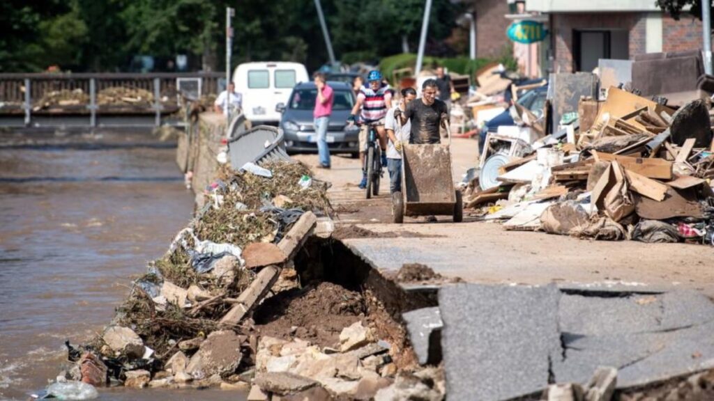 Общество: Страховщики оценивают ущерб от наводнения в миллиарды евро