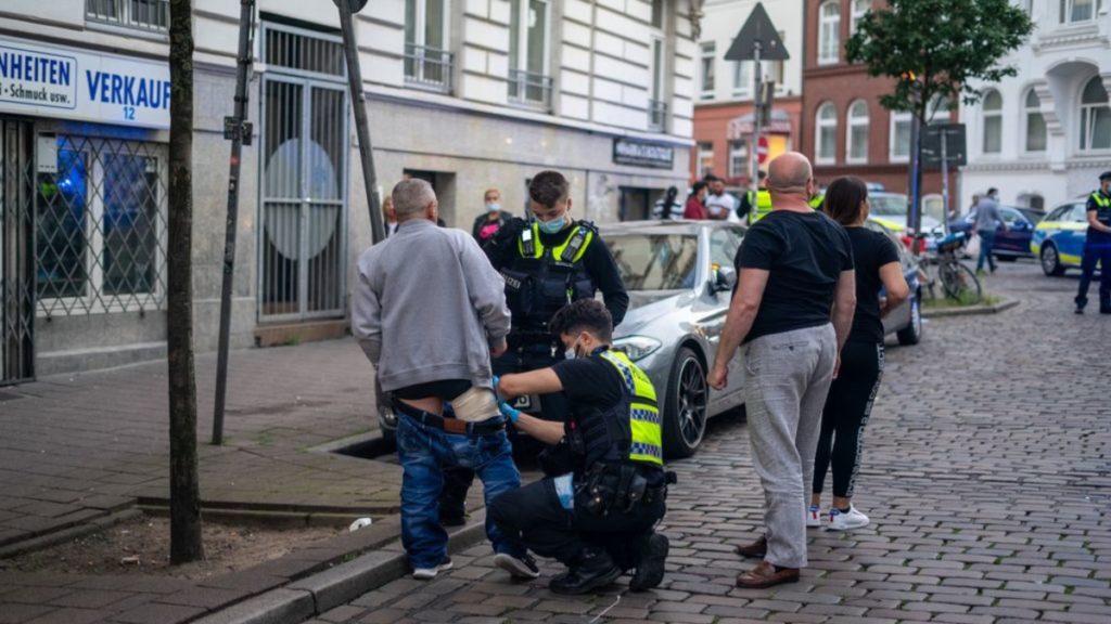 Происшествия: Гамбург: 20-летний парень ранил ножом четырех людей