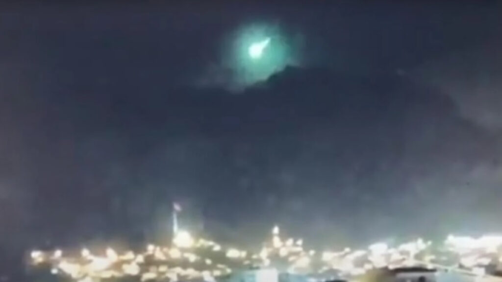 Отовсюду обо всем: На пылающую от пожара Турцию упал метеорит (+видео)