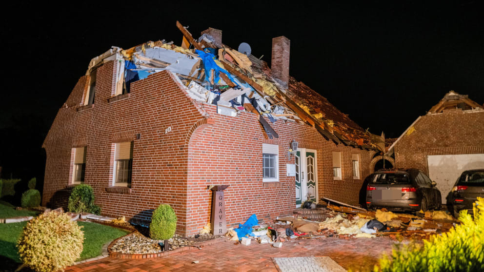 Происшествия: Сильный ураган в Нижней Саксонии: торнадо разрушил десятки домой