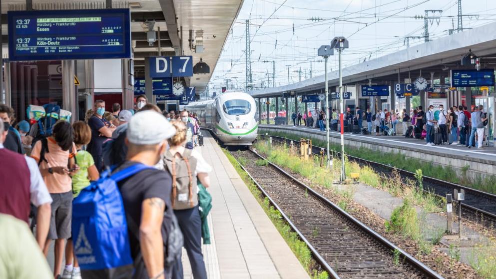 Общество: Железнодорожная забастовка в Германии: могут ли пассажиры вернуть деньги за билеты?
