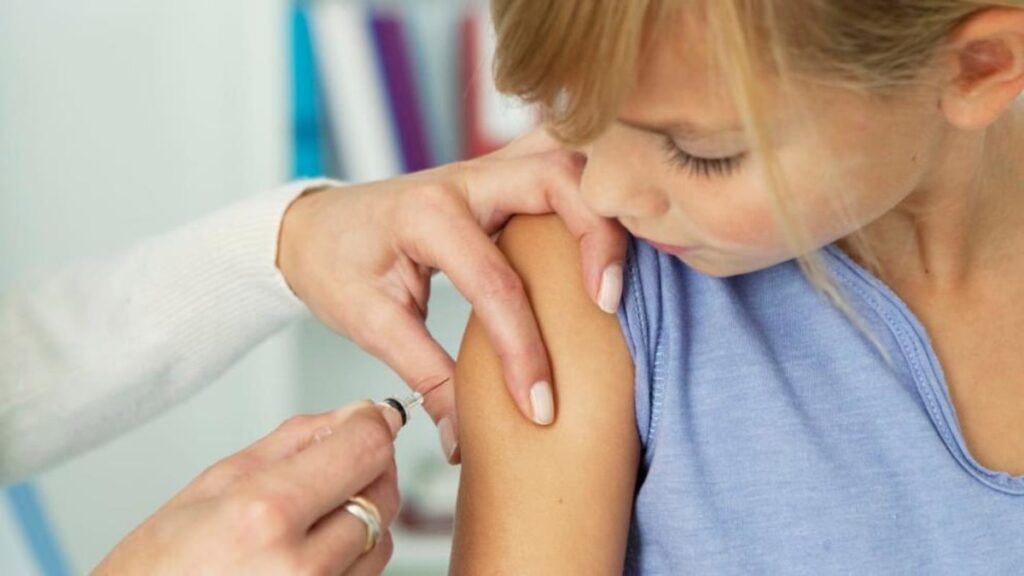 Общество: Министерство здравоохранения разрешило вакцинацию детей с 12 лет
