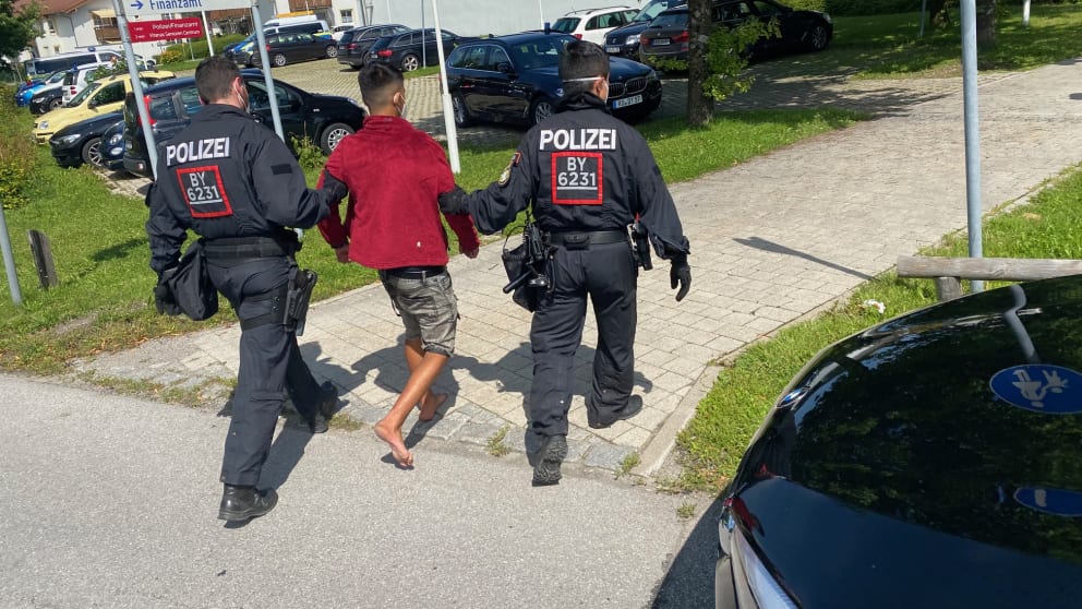 Происшествия: Румынская семья атаковала полицейский участок в Баварии, чтобы освободить своего родственника