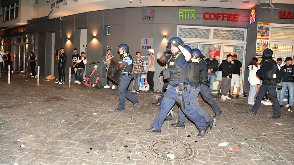 Происшествия: Массовые беспорядки в Берлине: пострадало как минимум 15 полицейских