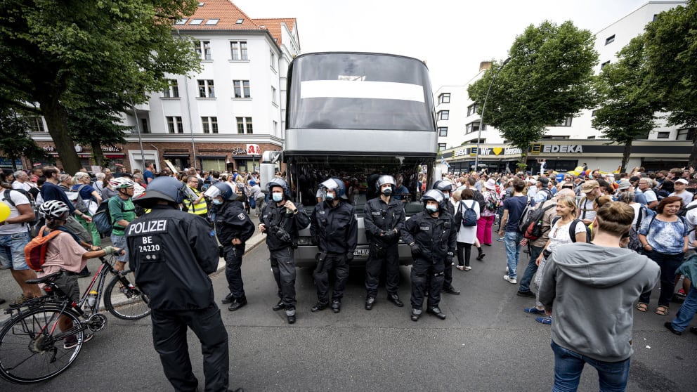 Происшествия: Запрещенные демонстрации в Берлине: тысячи нарушителей и 600 арестов