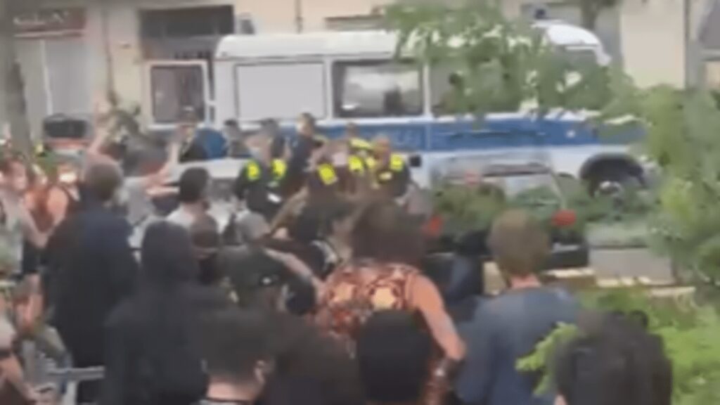 Происшествия: Массовое нападение в Берлине: полицейские вынуждены убегать с места происшествия