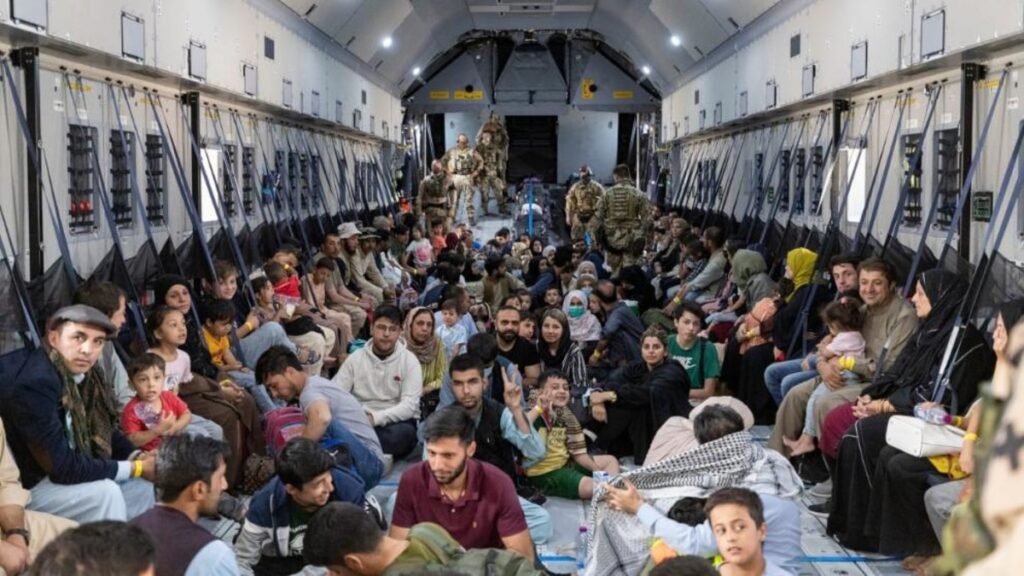Общество: Впечатляющий факт: только 138 из 3 849 спасенных афганцев – вспомогательные работники