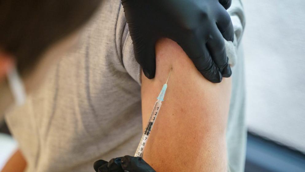 Общество: У вакцин от коронавируса больше побочных эффектов, чем мы думали?