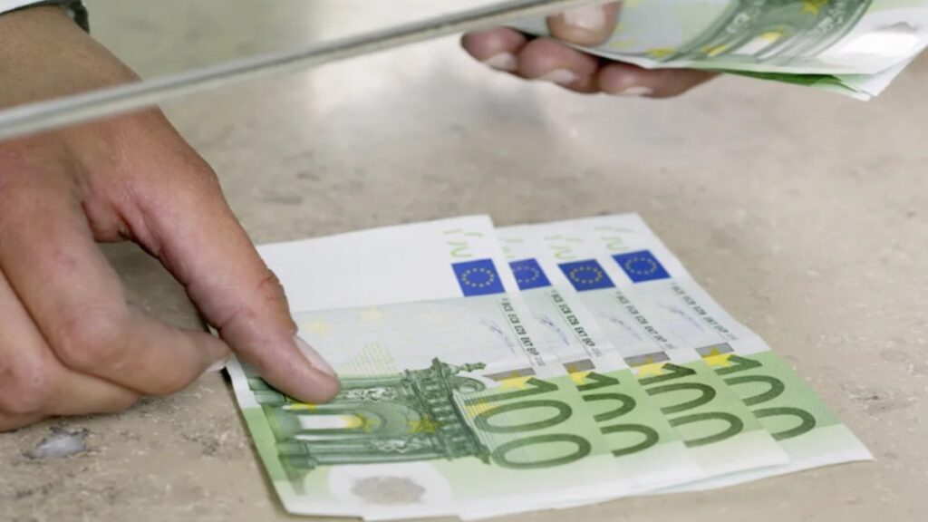 Общество: Мошенничество на €12 000: сотрудница банка спасла сбережения доверчивой пенсионерки