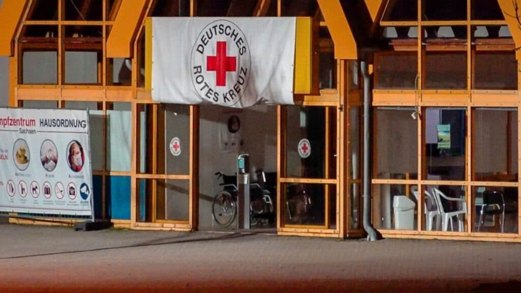 Происшествия: Саксония: неизвестные забросали центр вакцинации коктейлями Молотова