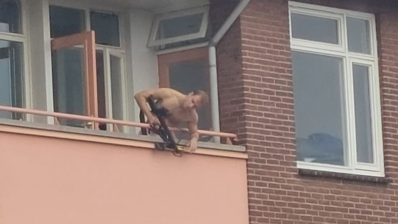 мужик выходит на балкон голым фото 76