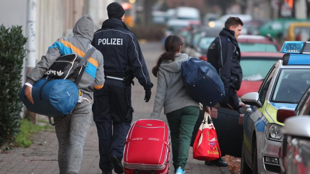Общество: Цифры настораживают: все больше иностранцев отказываются покидать Германию