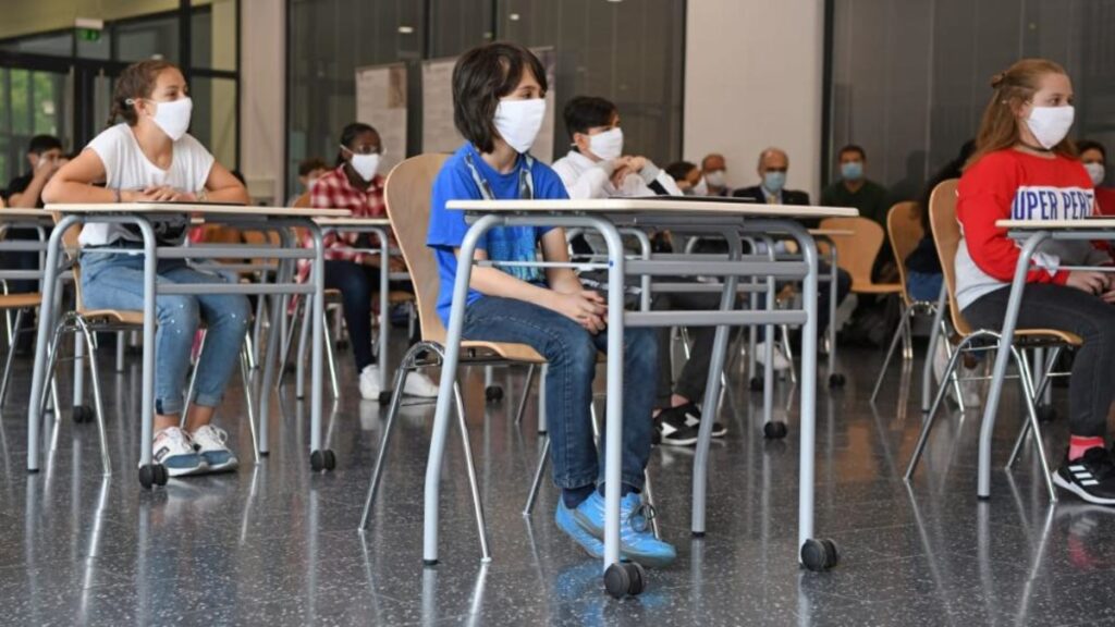 Общество: Из-за тестов и прививок: эксперты считают, что маски в школах не нужны