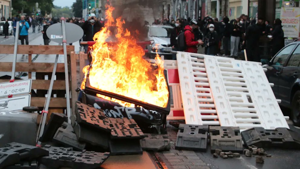 Общество: Массовые беспорядки и горящие баррикады: активисты AntiFa провели демонстрацию в Лейпциге