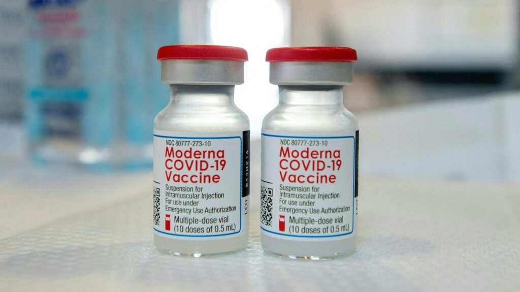 Общество: 840 пациентов привили просроченной вакциной Moderna: что делать пострадавшим?