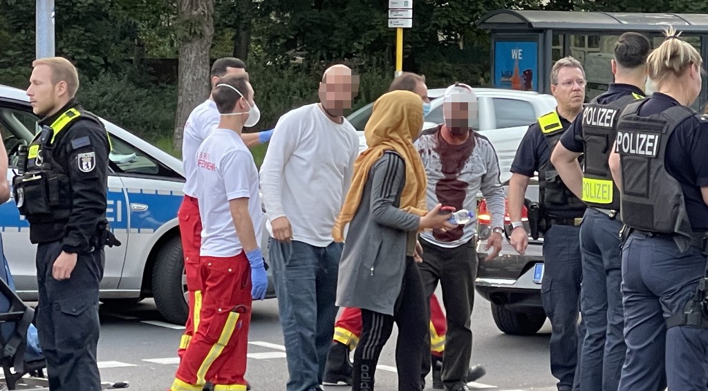 Происшествия: В Берлине двое мужчин набросились на прохожего с ножом и молотком