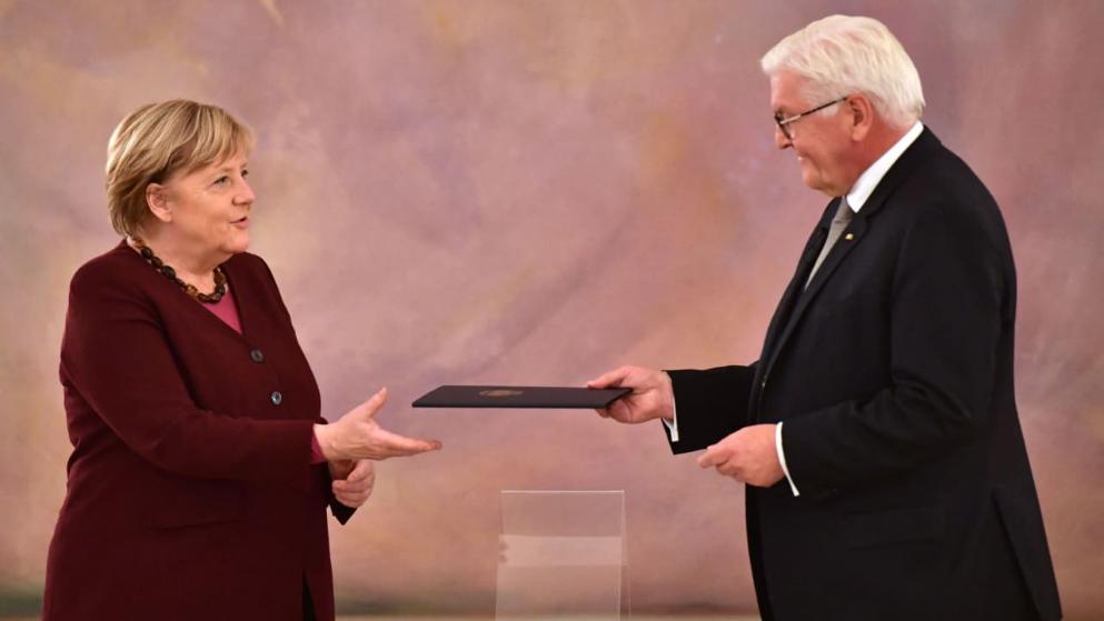 Политика: «От имени немецкого народа я вас благодарю»: Штайнмайер официально уволил Меркель