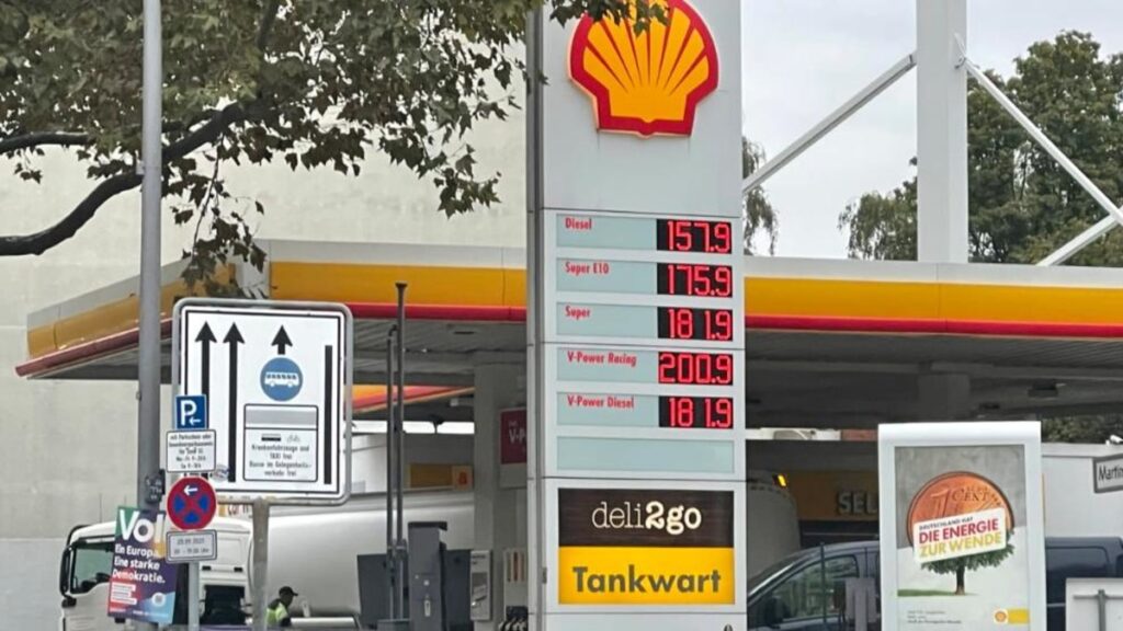 Общество: Ценовой шок: бензин уже стоит больше €2
