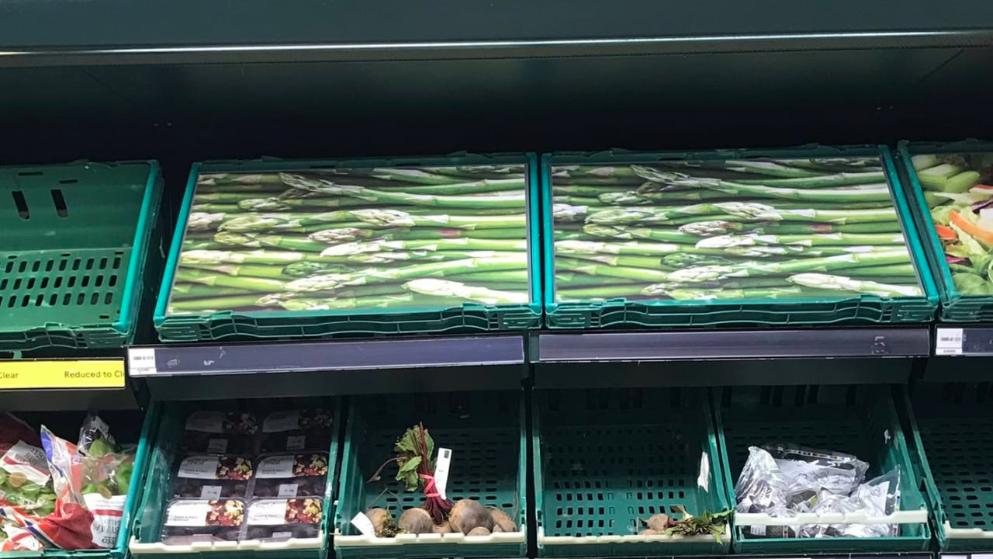 Общество: Пустые полки в супермаркетах: фотографии вместо настоящих овощей и фруктов