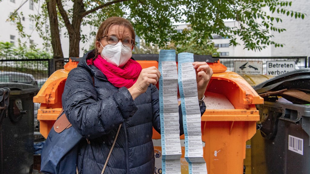 Происшествия: Хаос на выборах в Берлине: журналисты обнаружили бюллетени в мусоре