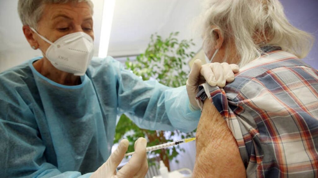 Общество: Иммунитет не сработал: пенсионерка вакцинировалась в четвертый раз